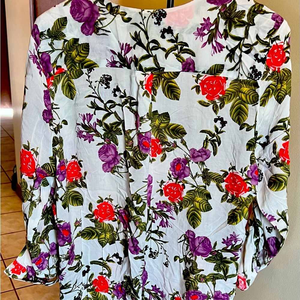 BRINA & EM Lenny V-Neck Top; Size L; NWT; Floral Pattern